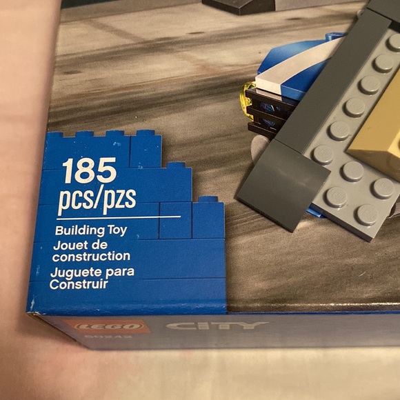 LEGO City Police Highway Arrest 60242 Police Toy Building Set 185 Pieces - Picture 5 of 5